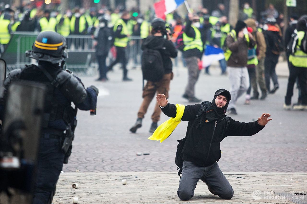 Против протестующих на Елисейских полях в Париже применили слезоточивый газ