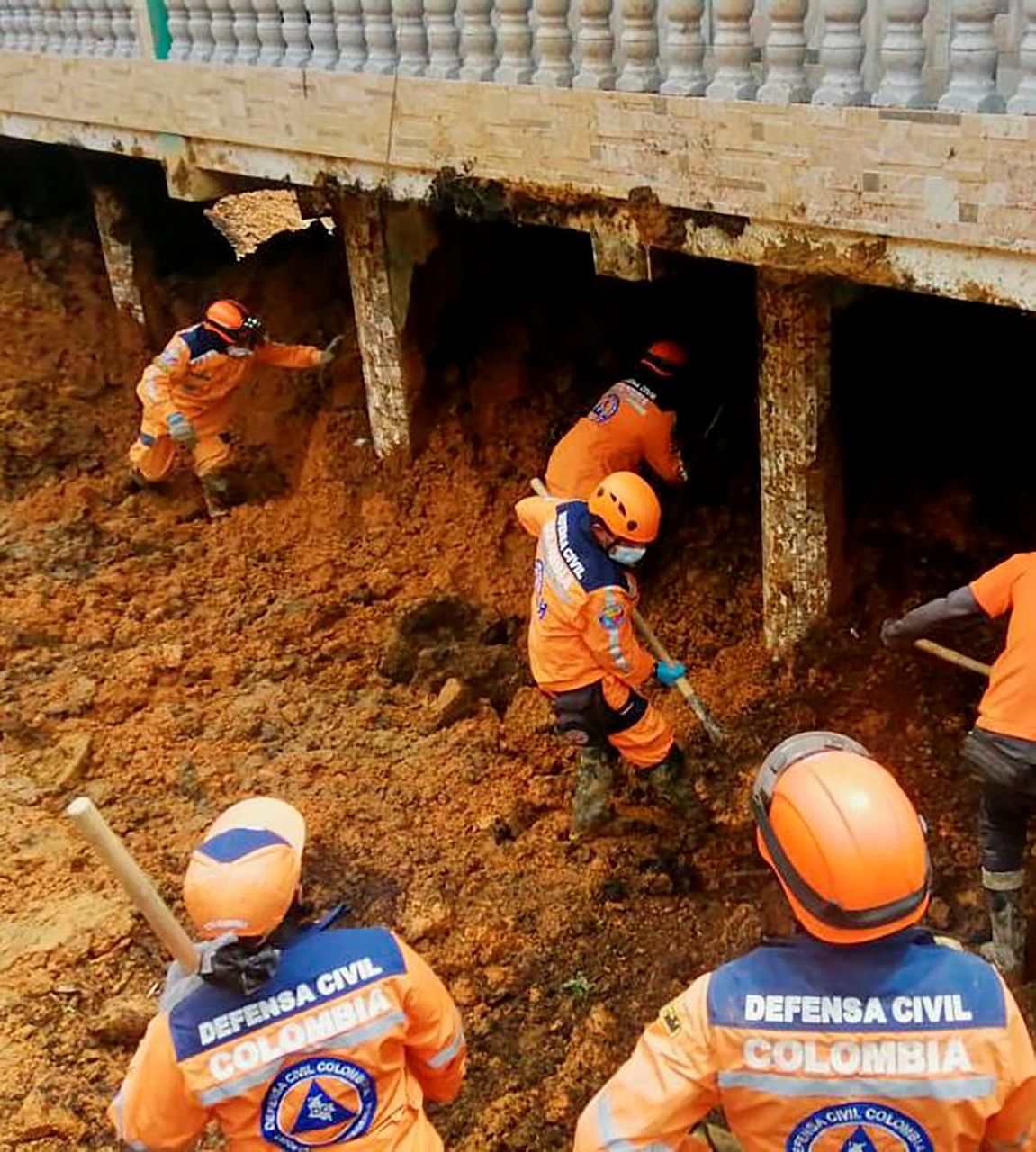 Сильнейшие оползни в Колумбии: десятки людей пострадали