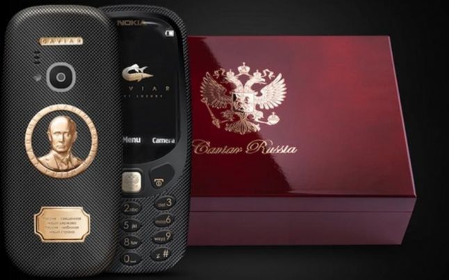 Cel mai scump Nokia 3310. Telefonul este poleit cu aur și are pe carcasă fața lui Putin