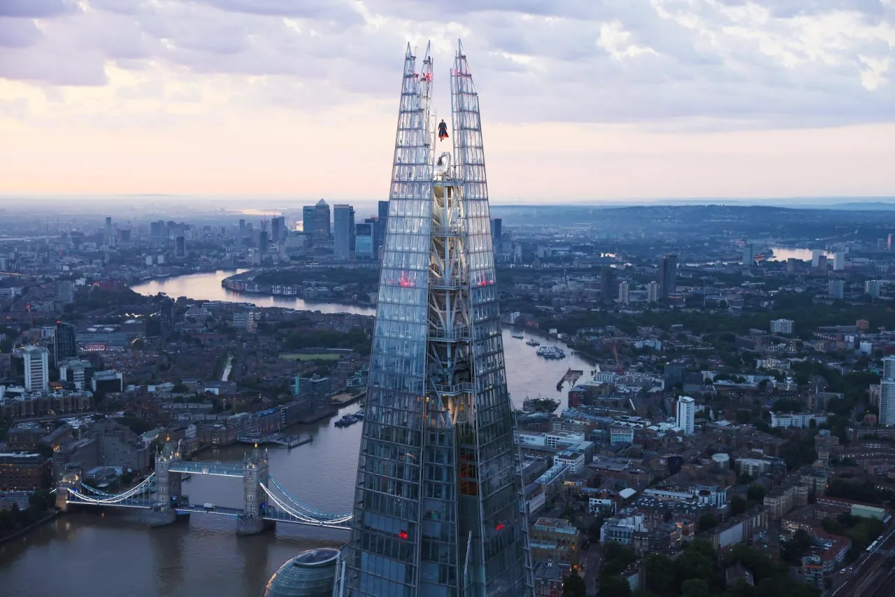 Трехметровый Супермен появился на шпиле небоскреба Shard в Лондоне