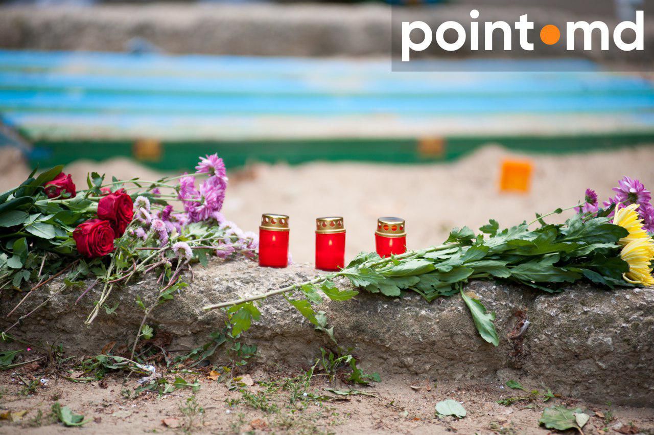 Жители столицы приносят цветы и свечи во двор дома, где был взрыв