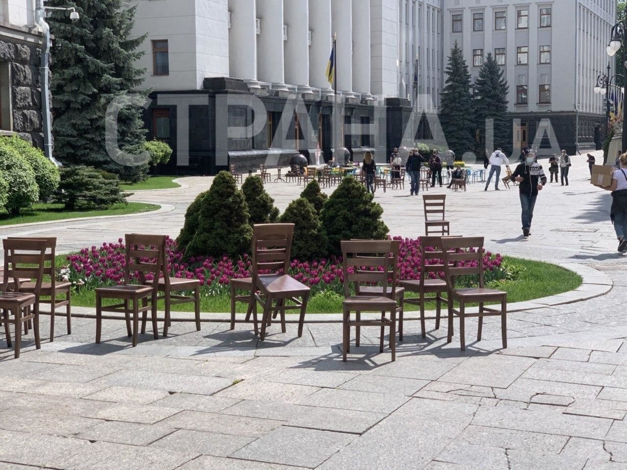В Киеве возле офиса Зеленского рестораторы устроили протест-пикник