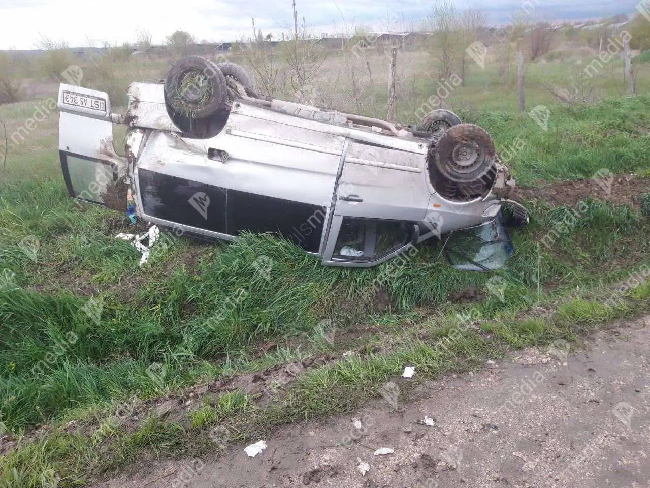 В Страшенском районе микроавтобус перевернулся в кювет: пострадали дети