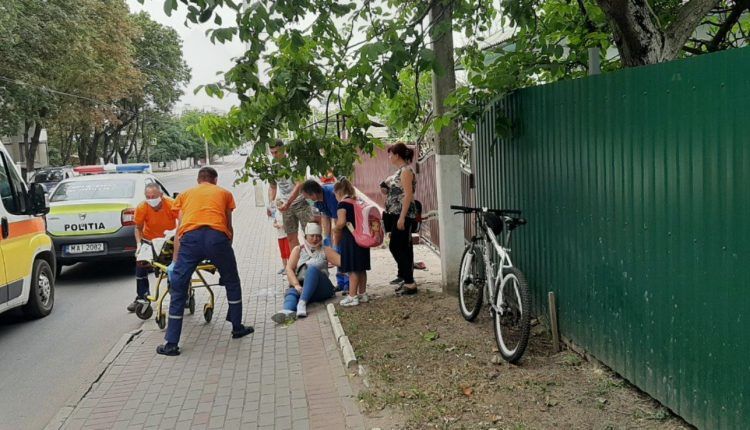 В Бельцах велосипедист сбил женщину на тротуаре