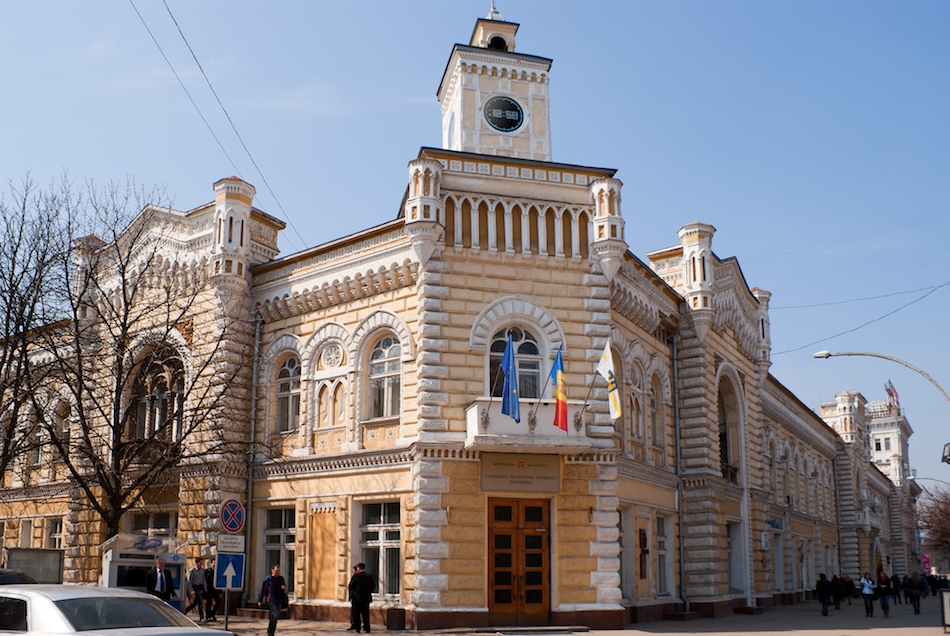 Часы на здании примэрии заменят на электронные