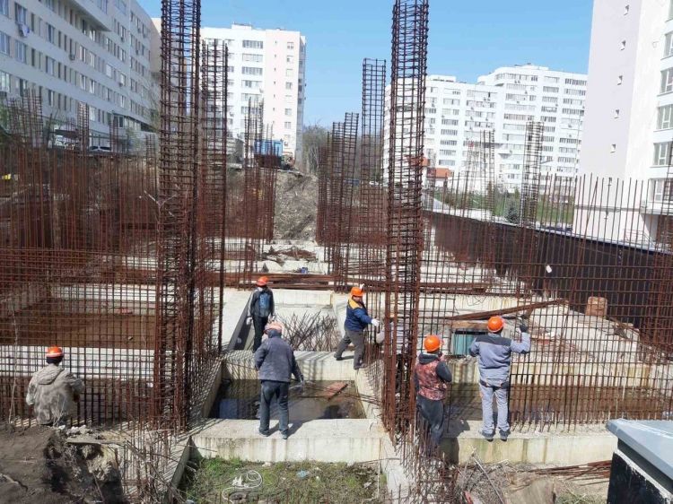 Начались работы по засыпке котлована на улице Николае Костин
