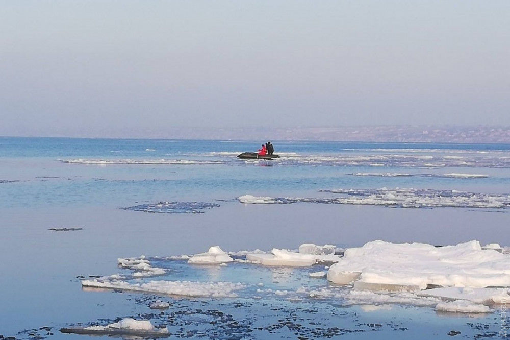 В Одесской области спасли подростков, которые дрейфовали на льдине