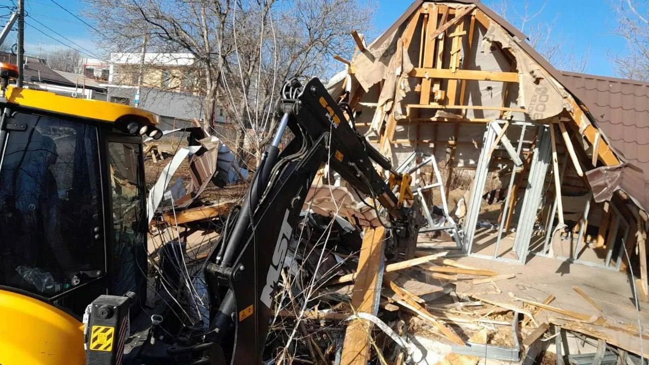 O construcție neautorizată de pe o stradă din Capitală, demolată: Era pericol de prăbușire