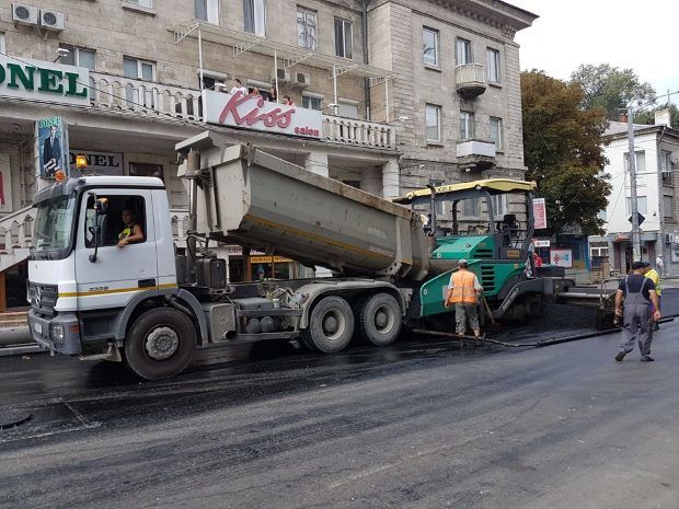 Dorin Chirtoacă transmite „live” cum se așterne ultimul strat de asfalt pe strada Vasile Alecsandri din capitală