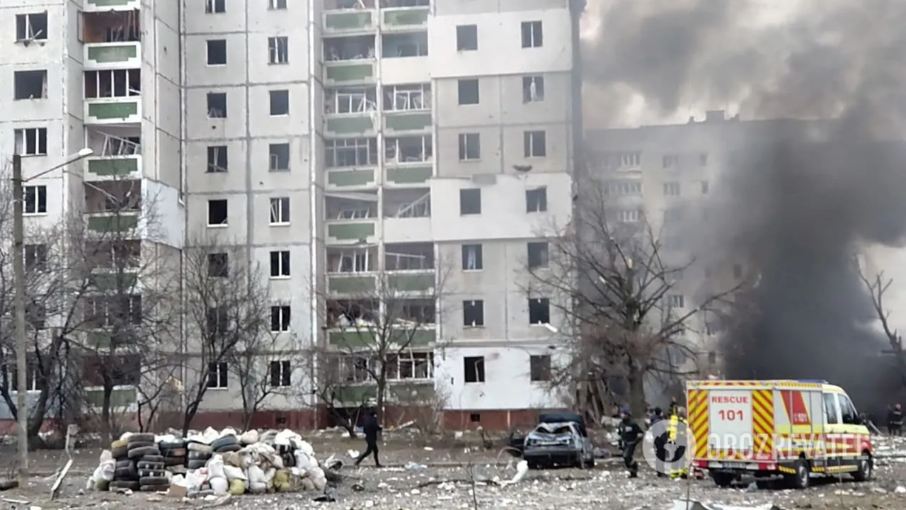 Бомбят киев сегодня последние новости. Бомбардировка Чернигова. Взрыв дома. Дом взорвался. Взорванный дом.