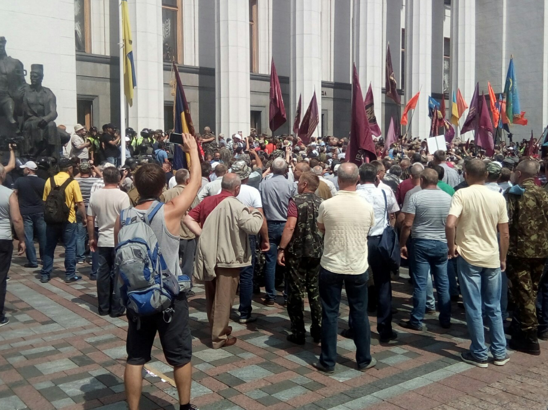 Украинская полиция взяла в кольцо здание Верховной рады