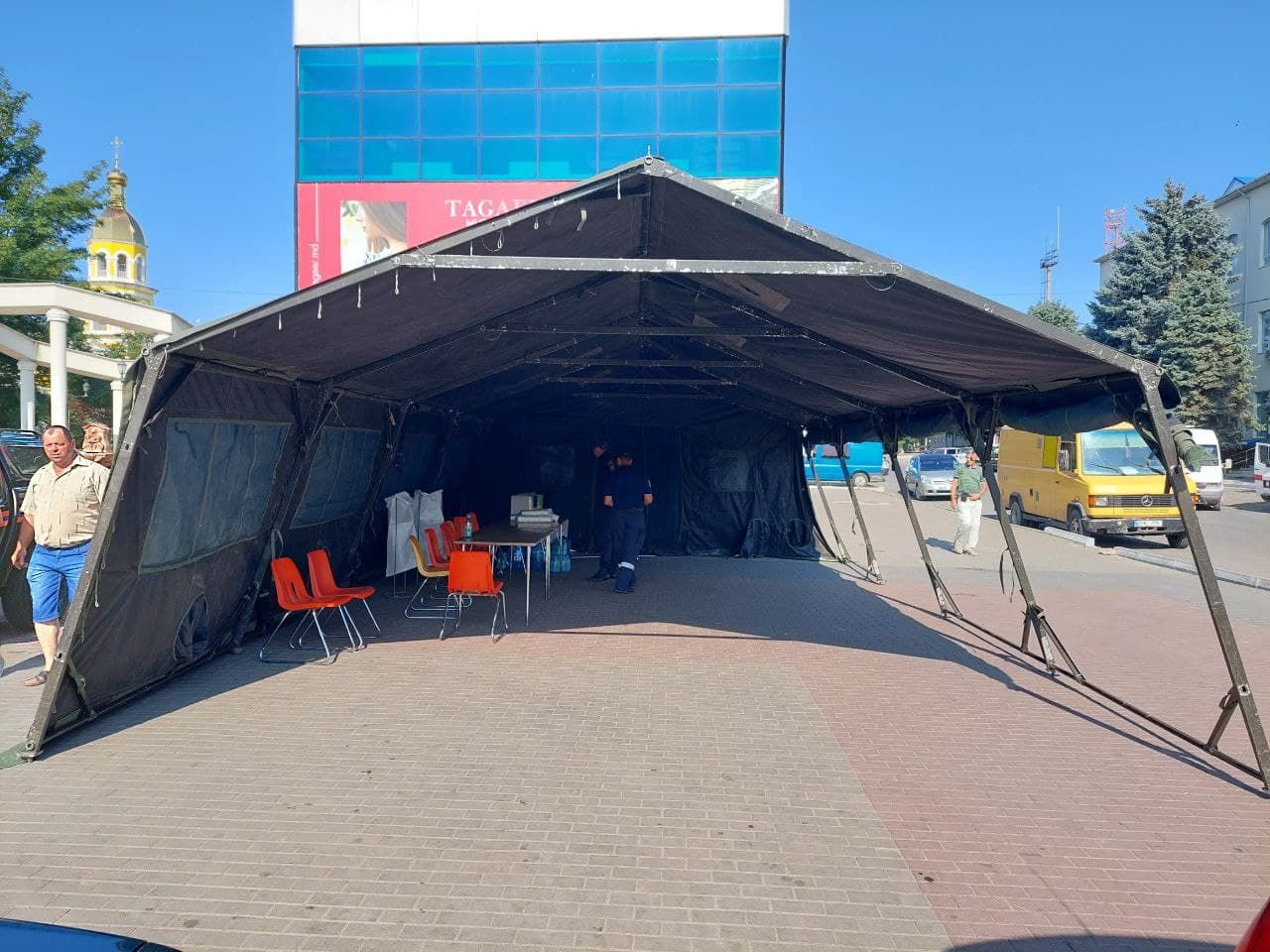 В Комрате установили палатку, где люди могут выпить воды и отдохнуть