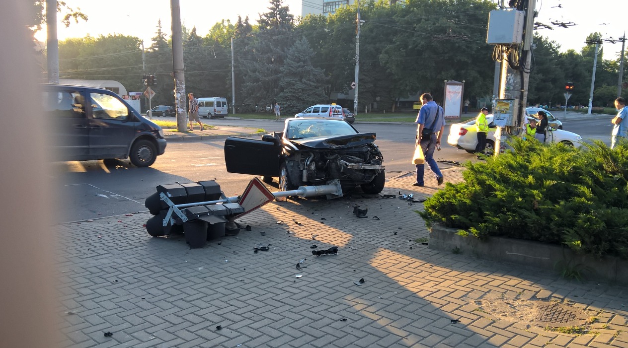 Un Renault şi un Opel s-au lovit violent la Botanica