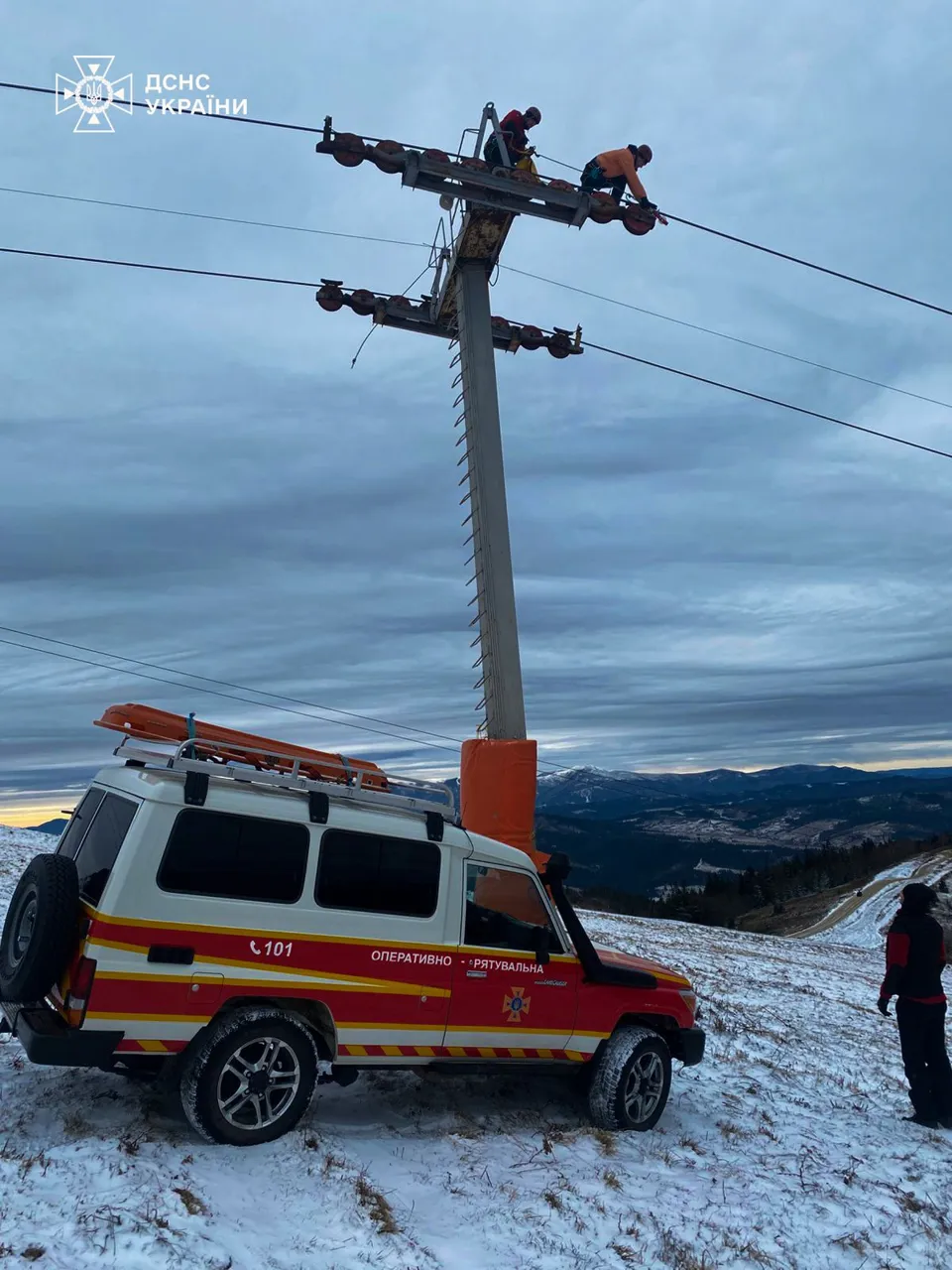 Zeci de turiști au rămas blocați pe telescaun în Munții Carpați din Ucraina