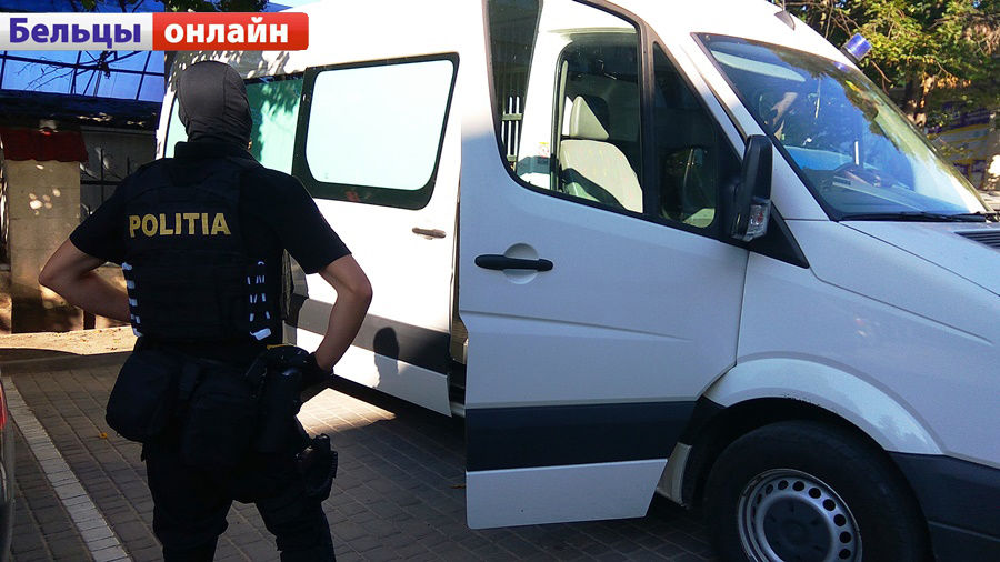 Двух членов банды из Азербайджана привезли в бельцкую апелляционную палату