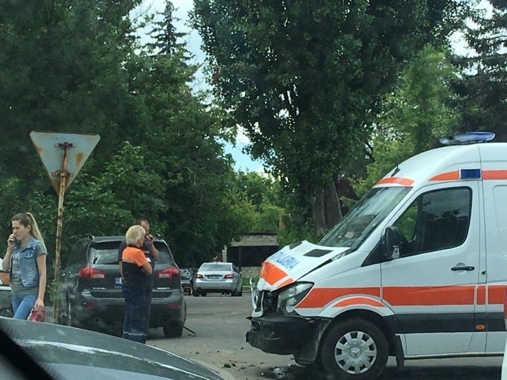 На Ботанике произошло ДТП с участием машины скорой помощи