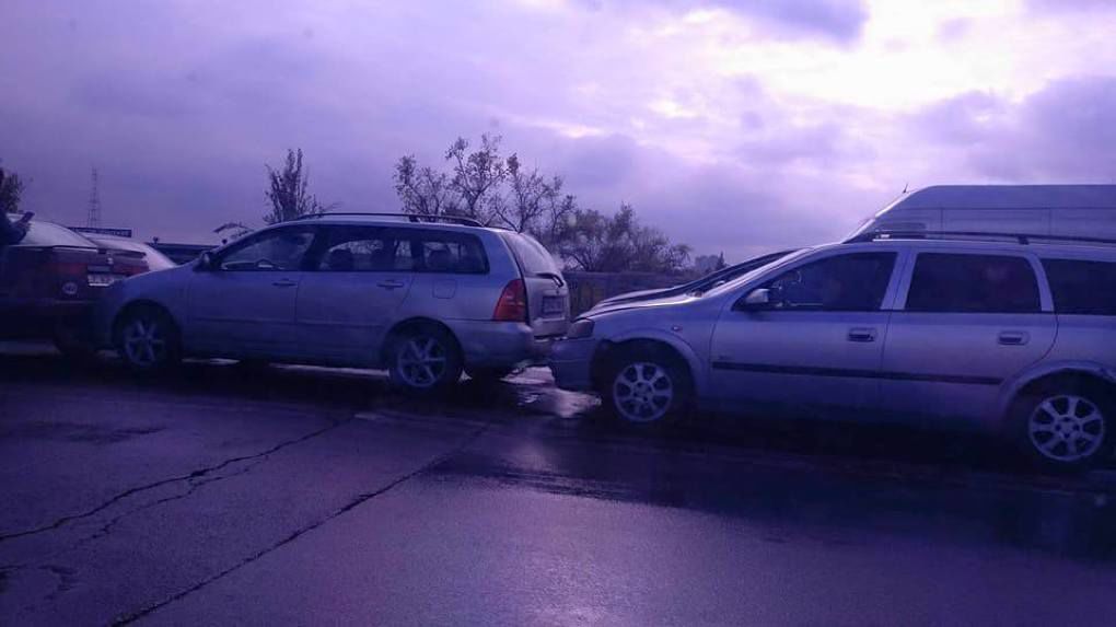 Движение по мосту на улице Измаильской затруднено из-за цепной аварии