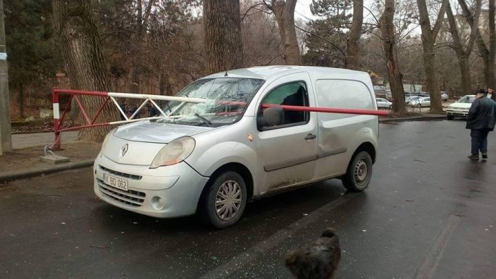 Accident bizar la intrarea în parcul Valea Morilor din Capitală