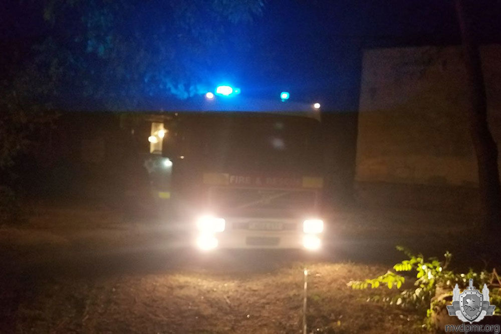 В поселке Новотираспольский произошел пожар в гаражах