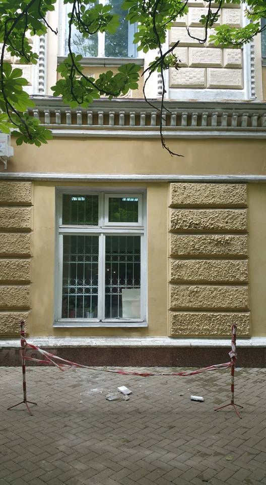 Со здания примэрии Кишинева вновь падает штукатурка