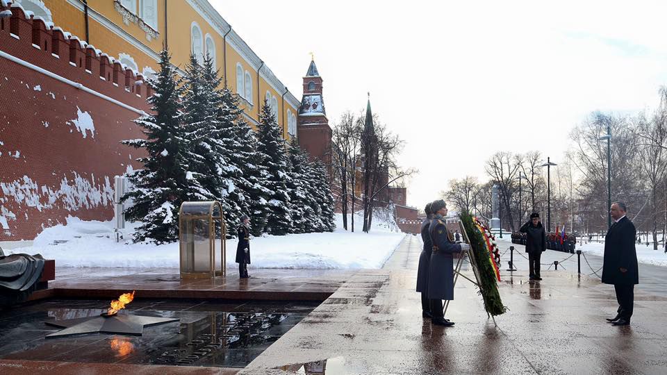 Игорь Додон возложил венок к Могиле Неизвестного Солдата в Москве