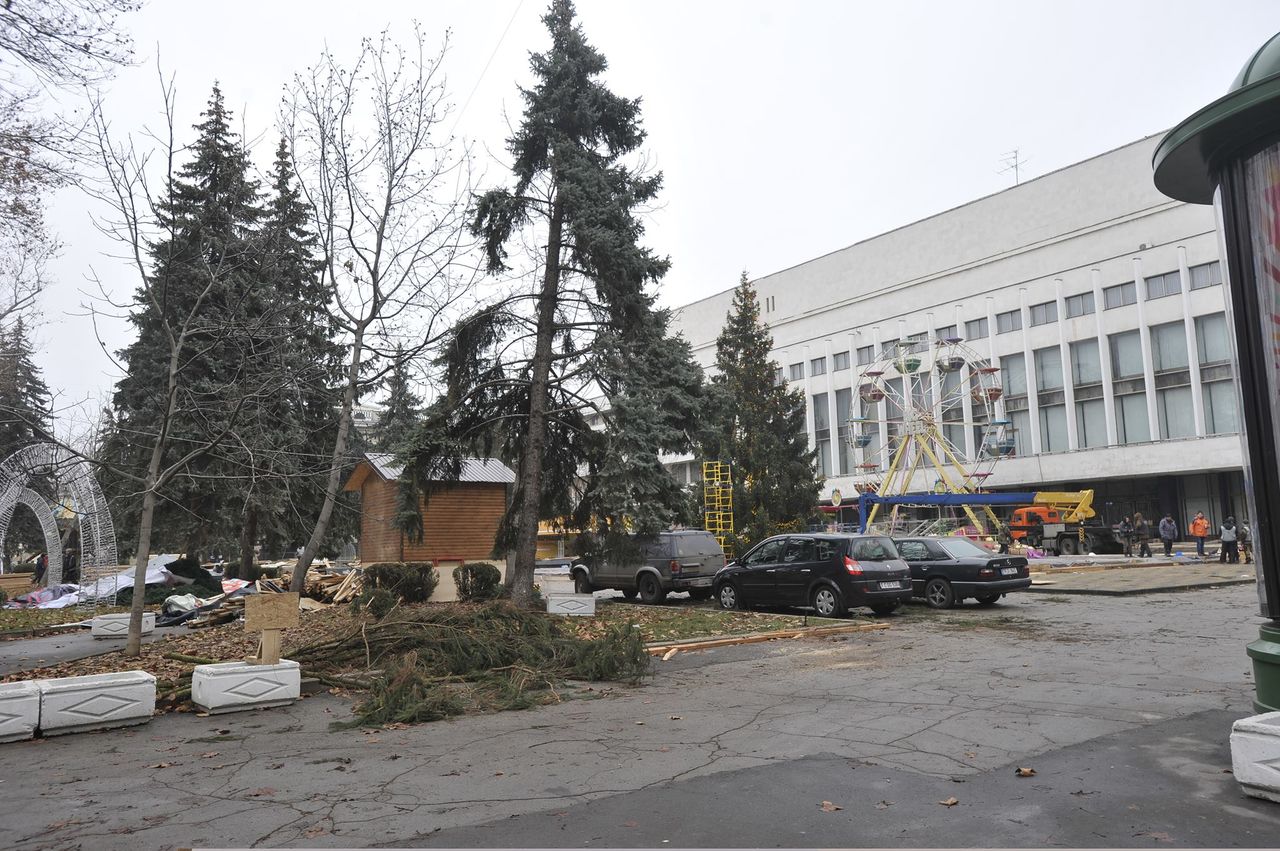 На улице 31 августа идут последние приготовления к открытию рождественской ярмарки