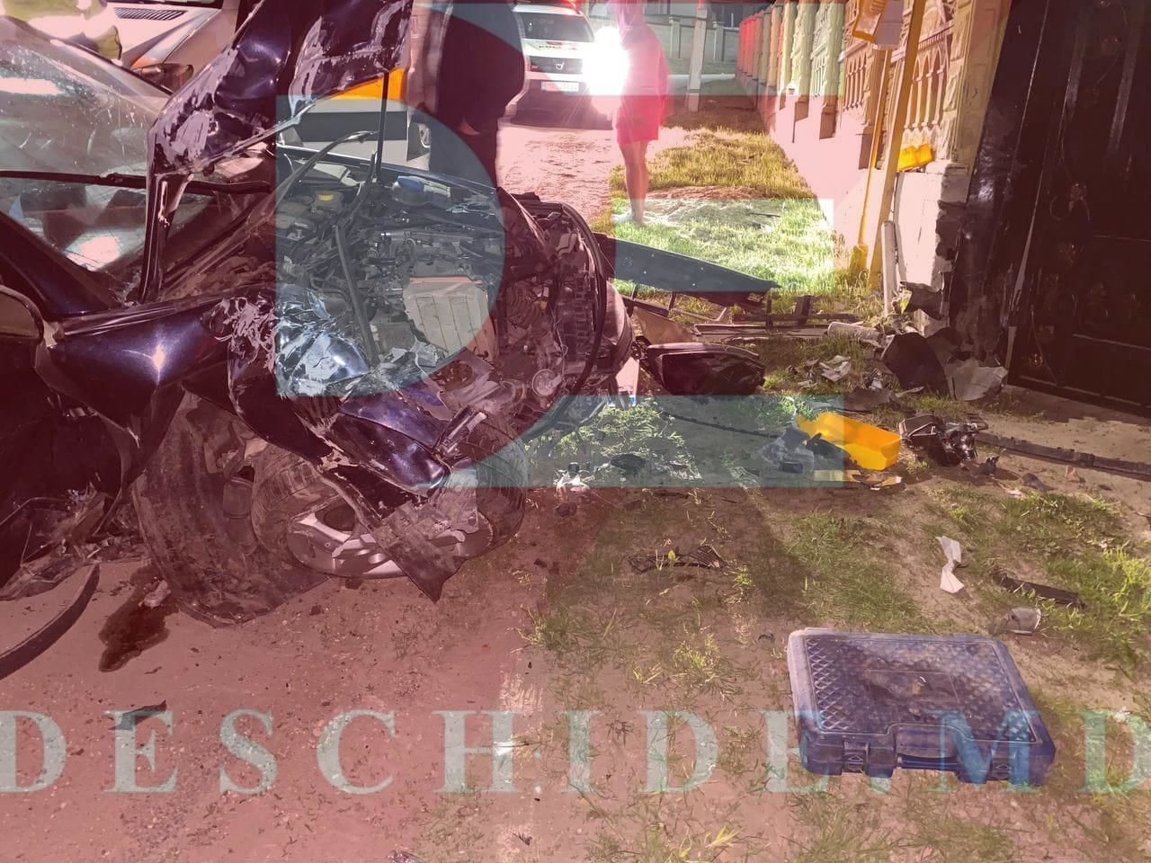 В Страшенах водитель-лихач не справился с управлением и врезался в забор