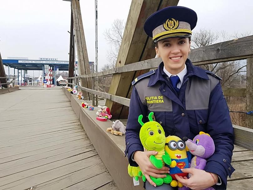 Украинских детей встречает в Румынии Игрушечный мост