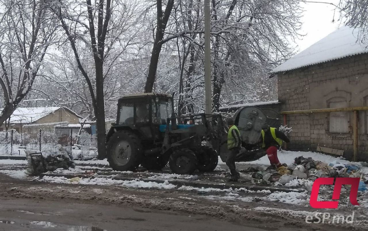 В Бельцах с мусорной площадки вывозят контейнеры
