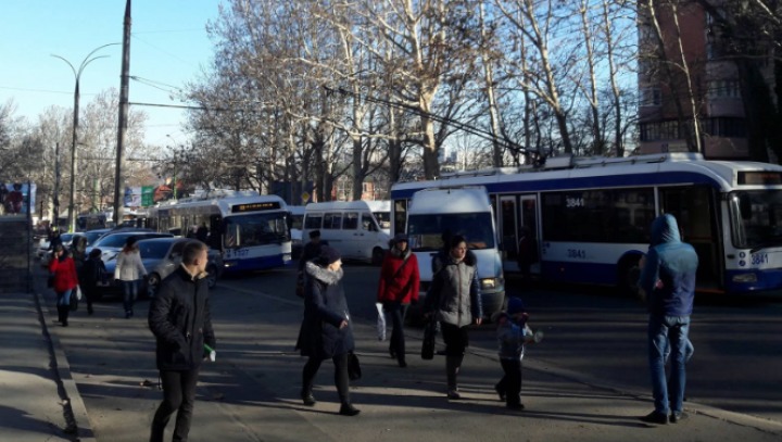 Un microbuz de linie s-a lovit violent cu un troleibuz la Buiucani