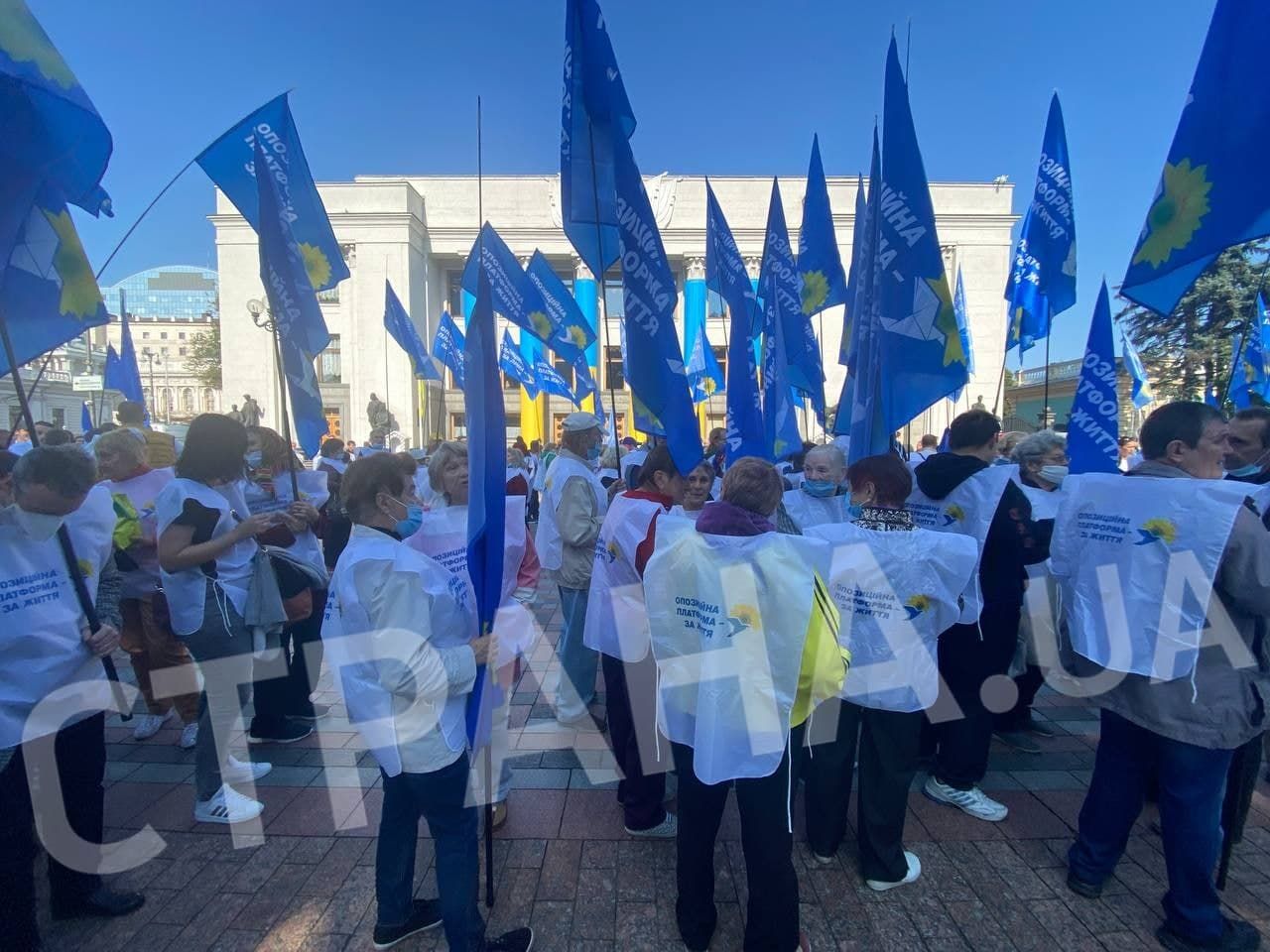 Украинская оппозиция вывела на протест к зданию Рады тысячи человек