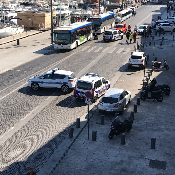 В Марселе автомобиль въехал в автобусные остановки