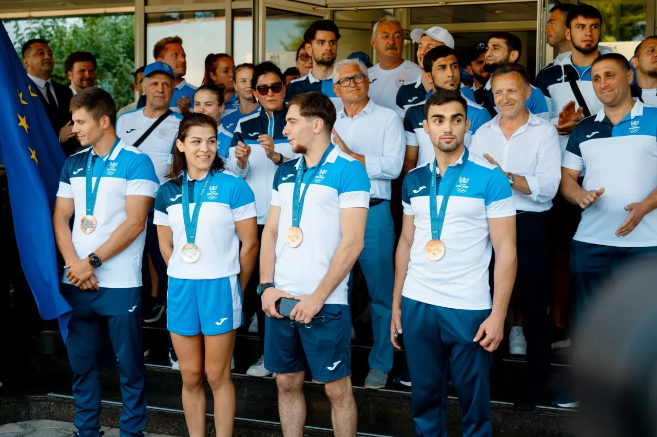 Olimpicii moldoveni au fost primiți solemn la Aeroportul Internațional Chișinău