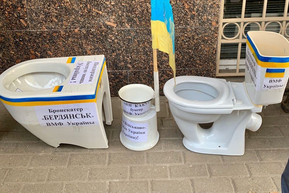 Уроженец Молдовы и москвич принесли унитазы к посольству Украины в России