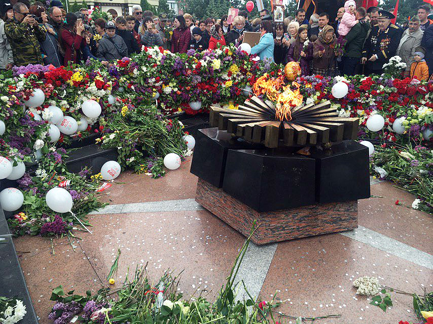 В День Победы на Мемориале раскидали шары партии "Шор"