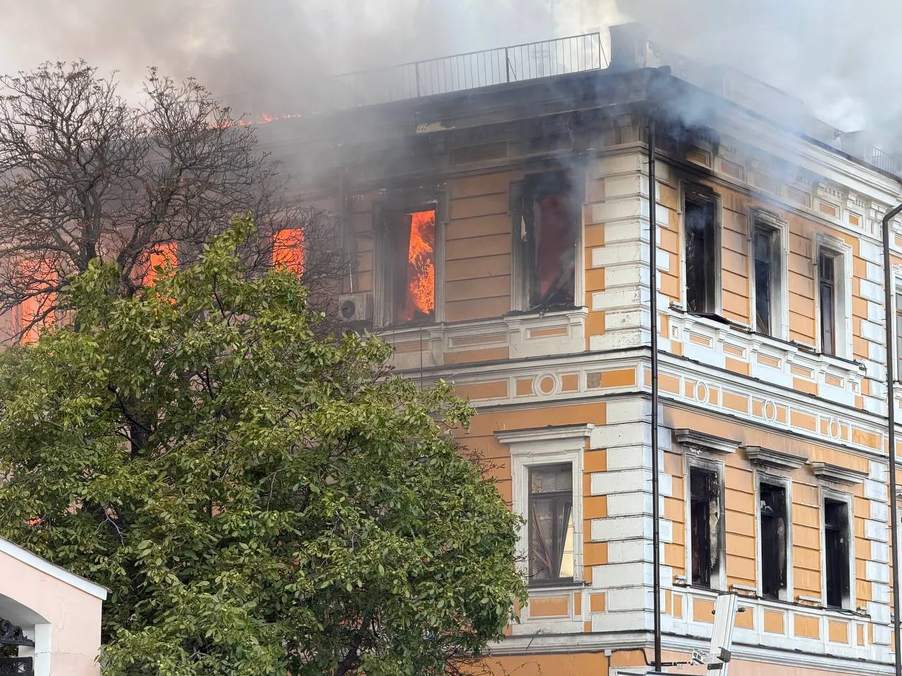 O dronă a lovit clădirea Academiei de Științe a Ucrainei la Kiev: Oamenii s-au salvat ieșind pe ferestre
