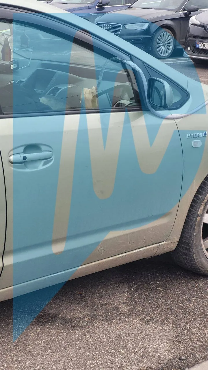 Cadavrul unui bărbat, găsit într-un automobil din parcarea unui centru comercial din Capitală