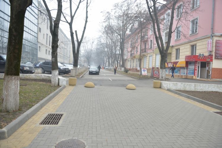 Мэрия обновила сквер, где находится дом Плахотнюка