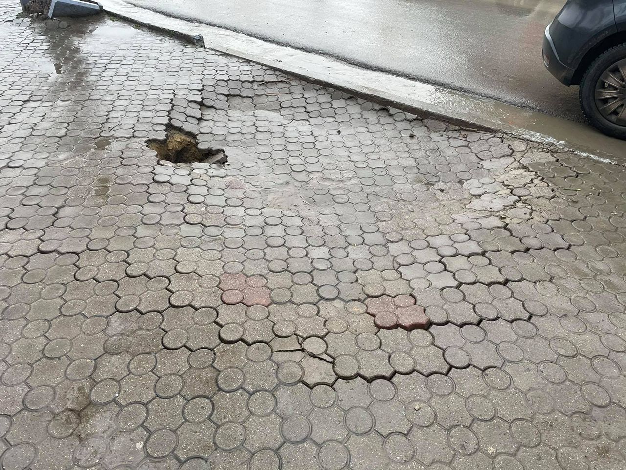 В центре Комрата тротуарная плитка проваливается под землю