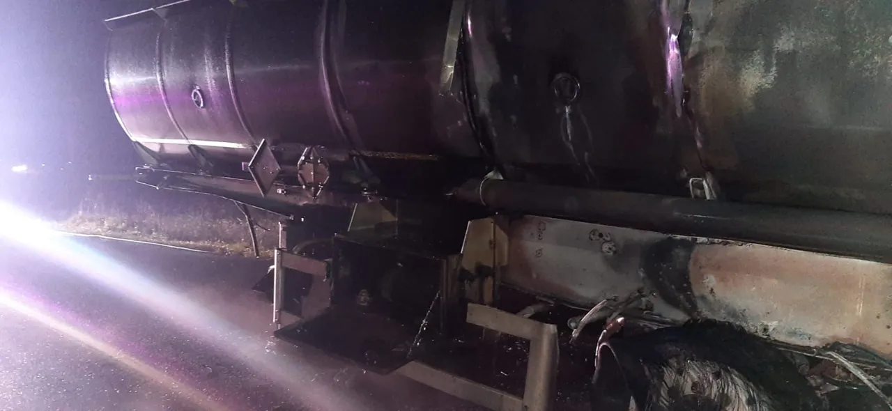 O cisternă din Moldova care transporta alcool, cuprinsă de flăcări pe un drum din România