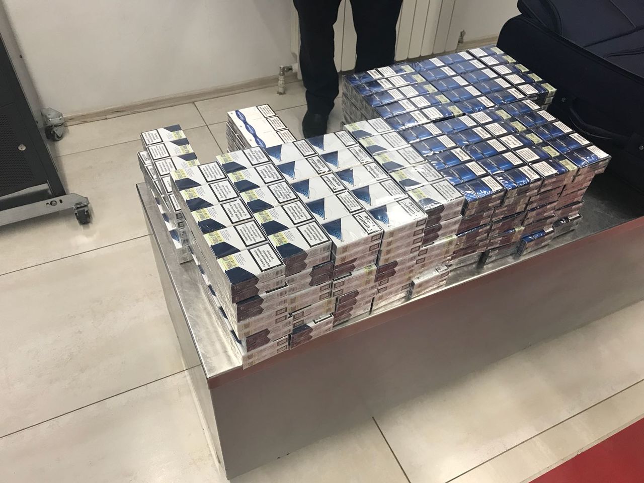 O armă și 25.000 de țigarete nedeclarate, reținute de vameși la frontieră