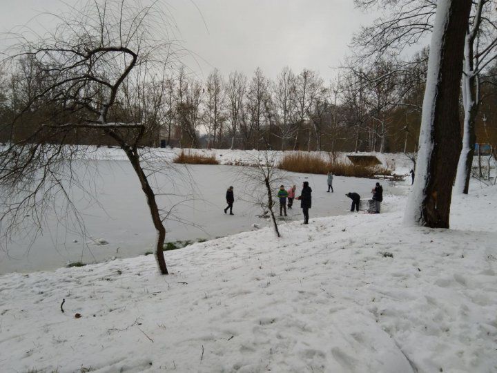 Люди подвергают свою жизнь опасности, прогуливаясь по замерзшему озеру в Кишиневе