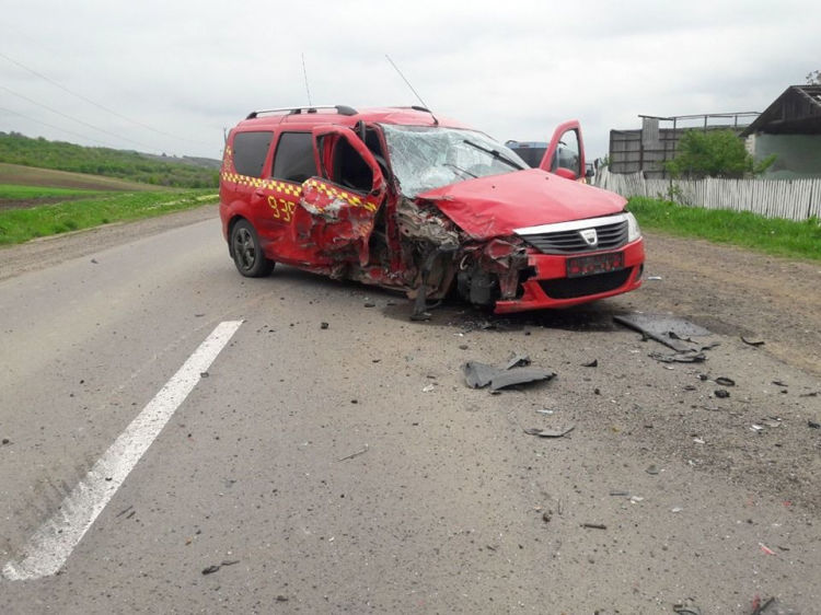 В результате ДТП в Хынчештах автомобиль врезался в ограждение