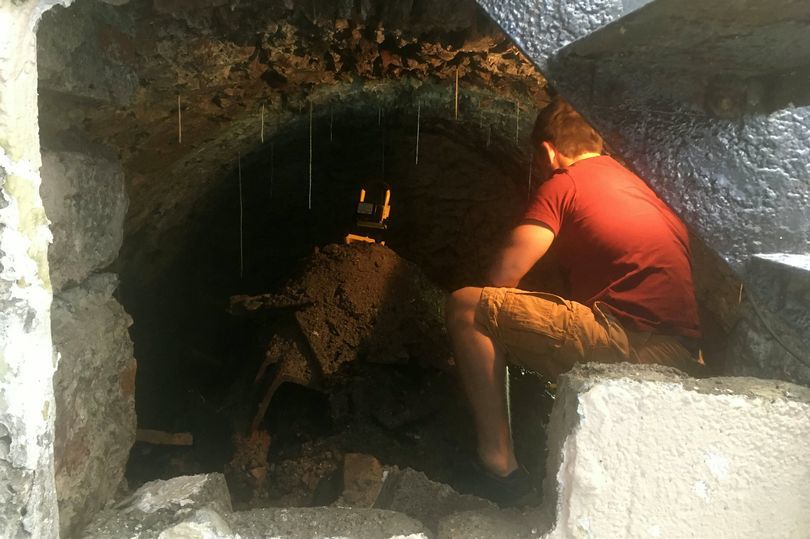 Британец нашел под своим домом 120-летний туннель