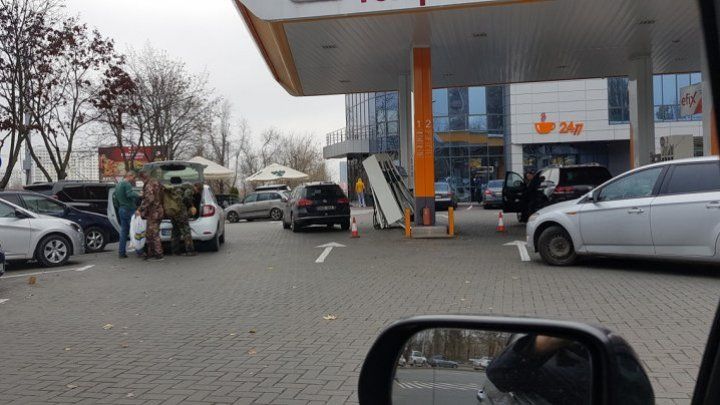 На автозаправке в Кишиневе водитель случайно повредил бензоколонку