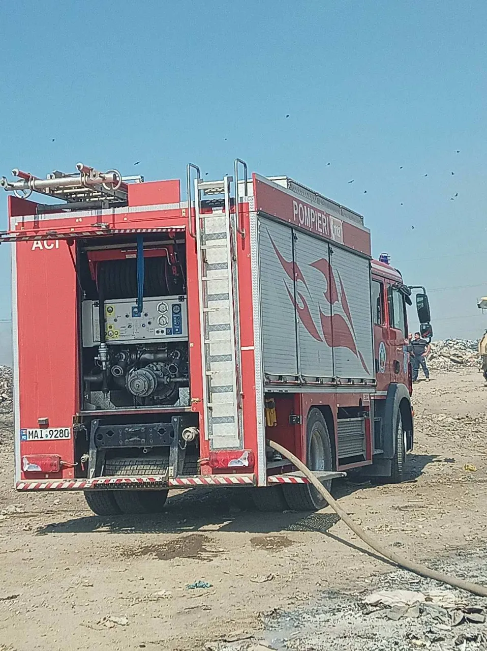 Пожарные ГИЧС продолжают тушить пожар на свалке в Оргееве
