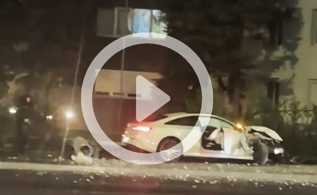 В Кишиневе Mercedes снес столб и врезался в ворота Генерального инспектората полиции