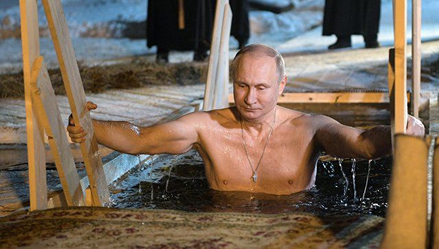 Путина в тулупе засняли перед купанием в проруби на Селигере