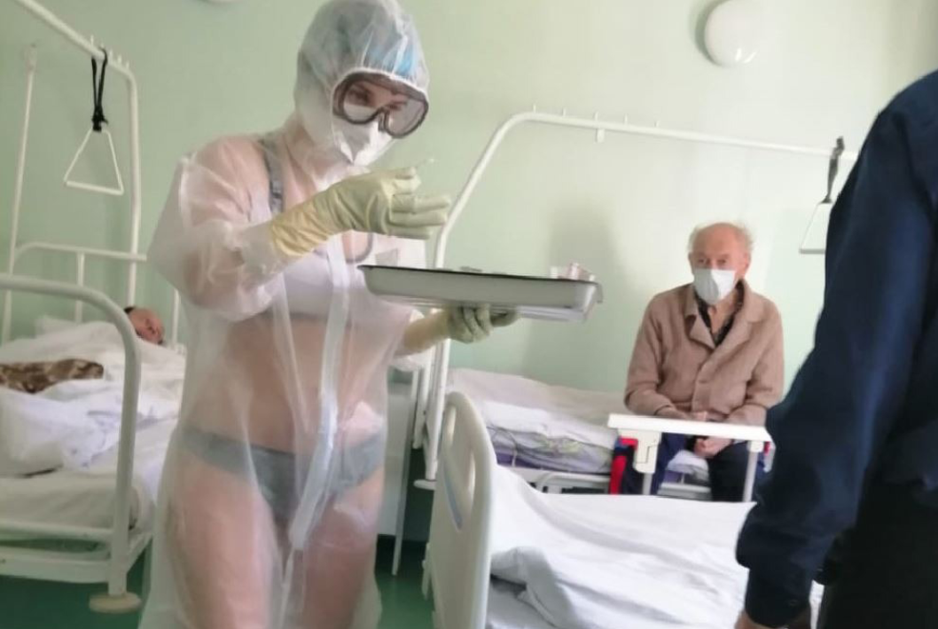 Российскую медсестру в бикини наказали за прозрачный защитный костюм