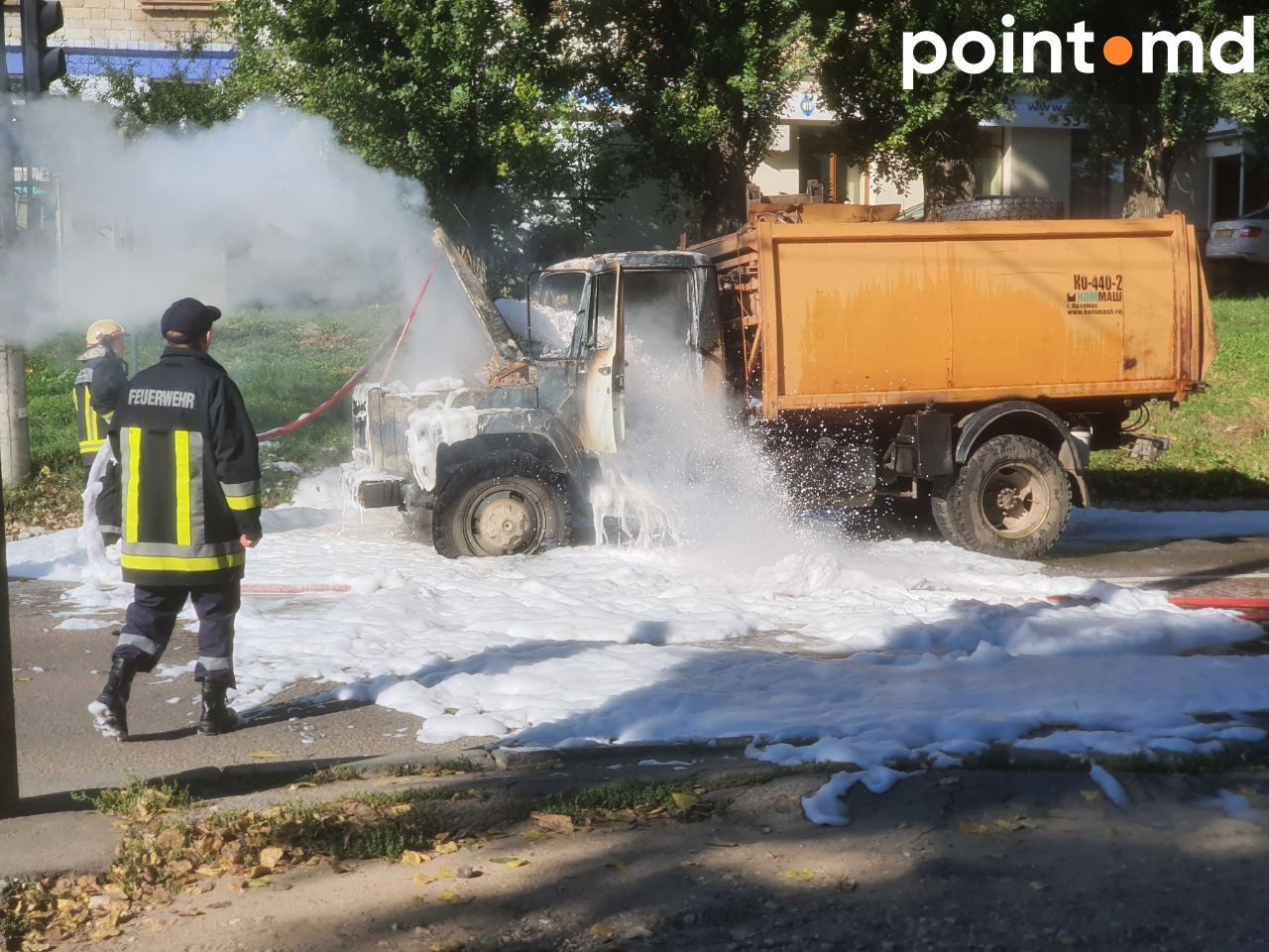 На столичной улице загорелся мусоровоз: пожарные быстро потушили пламя